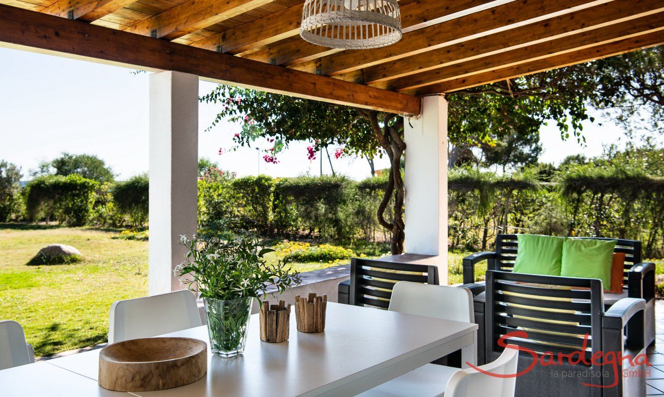Villetta Fabio | Grande tavolo da pranzo con vista mare Tavolo da pranzo esterno Villetta Fabio Costa Rei