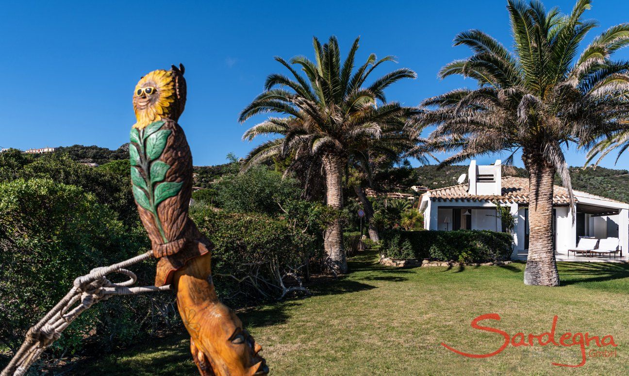 Villetta 3 | Punto di riferimento della casa la statua scolpita a mano Statua guffo con giardino Villetta 3 Costa Rei