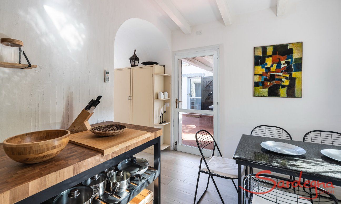 Casa 1 | Dalla cucina si accede alla zona pranzo in terrazza Cucina e dettagli Casa 1 Sant'Elmo