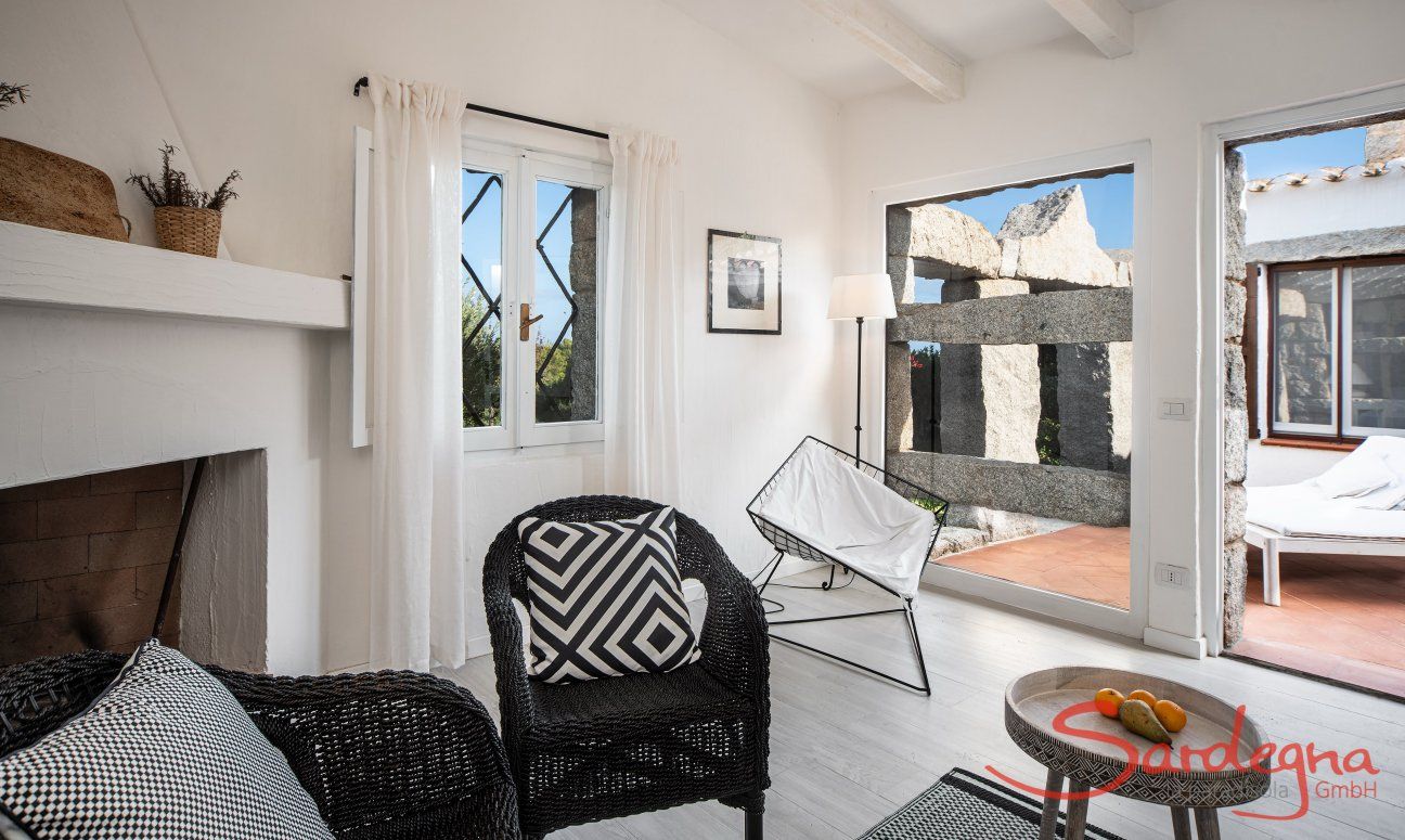 Casa 1 | Vista dal soggiorno nel cortile interno Arreddamento Casa 1 Sant'Elmo