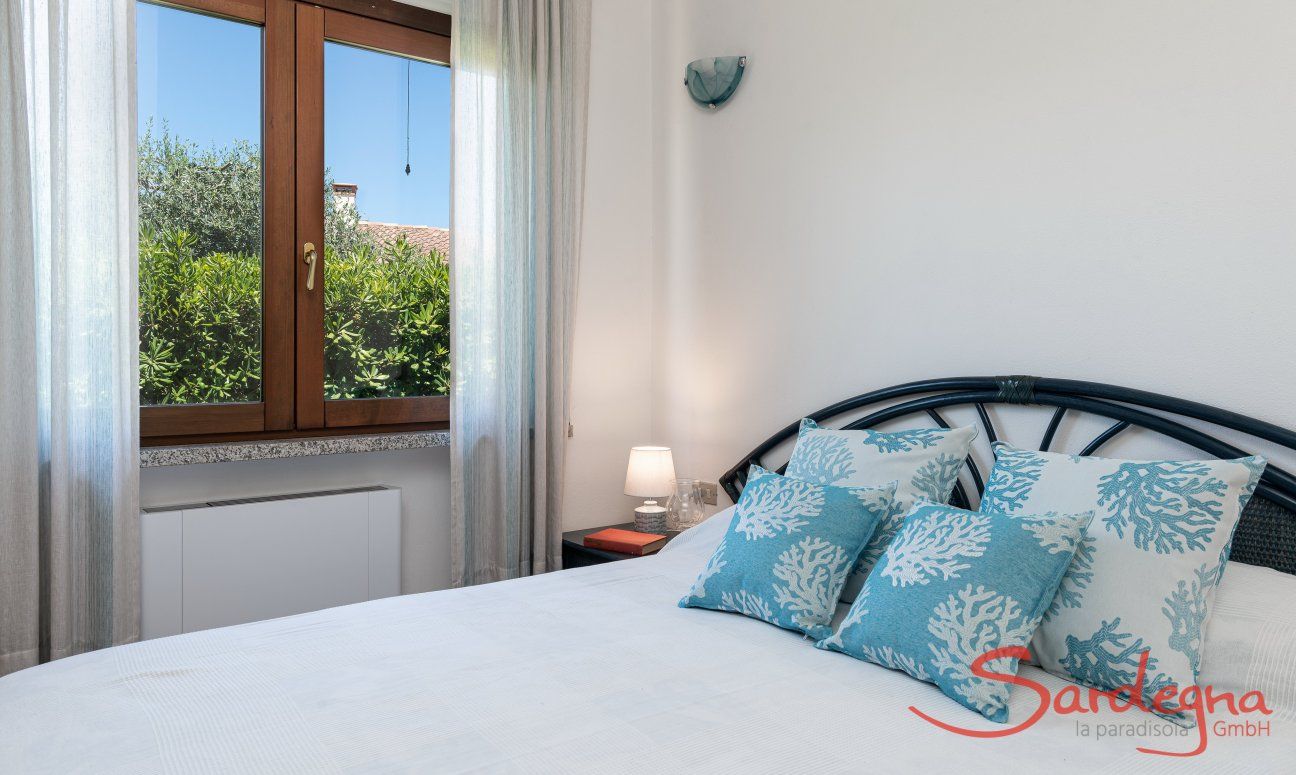 Villa Iris | Camera da letto 1 con vista sul giardino New Picture 2022