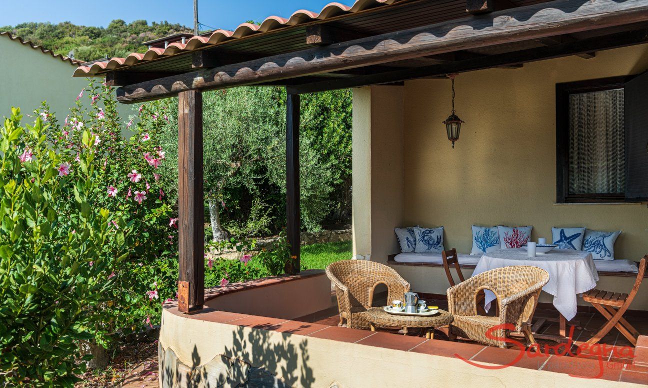 Villa Lucia | Terrazza coperta con divanetti, dove potersi godere la colazione con vista sul giardino New Picture 2022