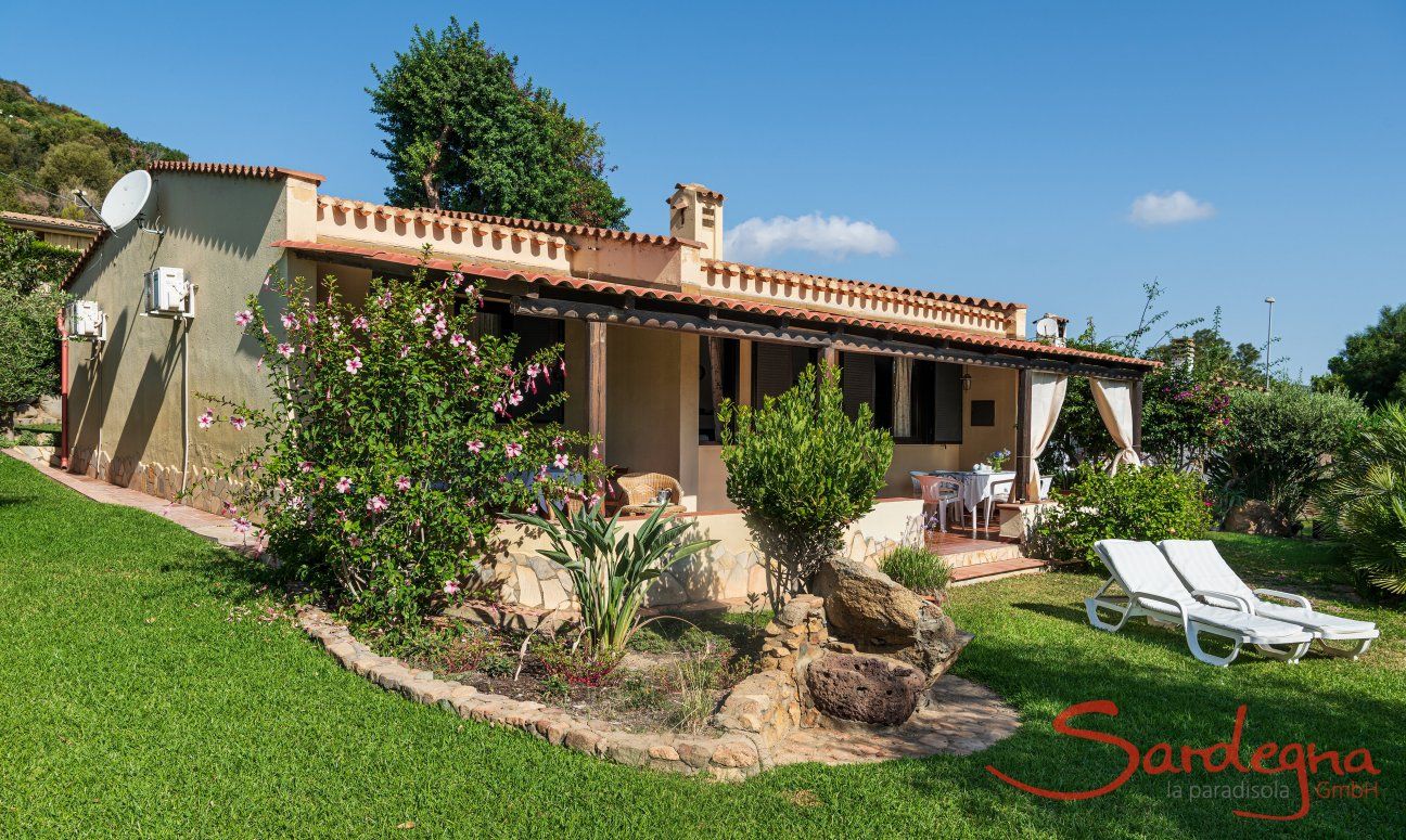 Villa Lucia | Vista della casa con terrazza e ampio giardino New Picture 2022