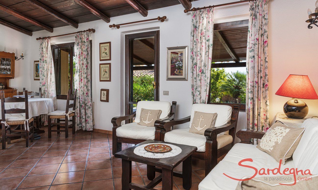 Villa Lucia | Salotto dall'arredo tradizionale con vista sulla terrazza New Picture 2022