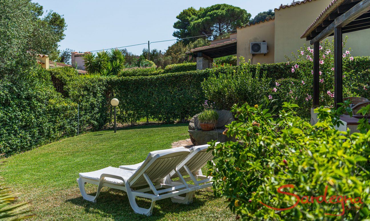 Villa Lucia | Ampio giardino con sedie sdraio New Picture 2022