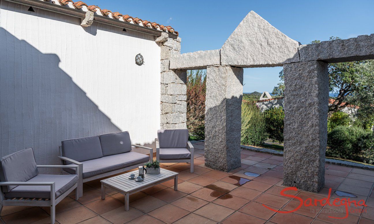 Li Conchi 33 | Accogliente terrazza con arco in granito e vista sul mare New Picture 2022