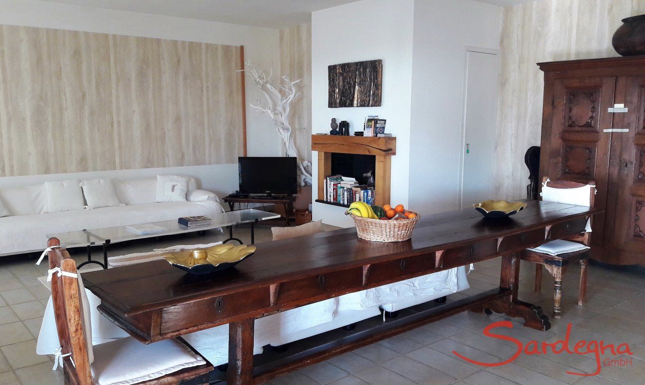 Villa Ulivi 27 | Elegante salotto con tavolo e camino interno V. Ulivi 27