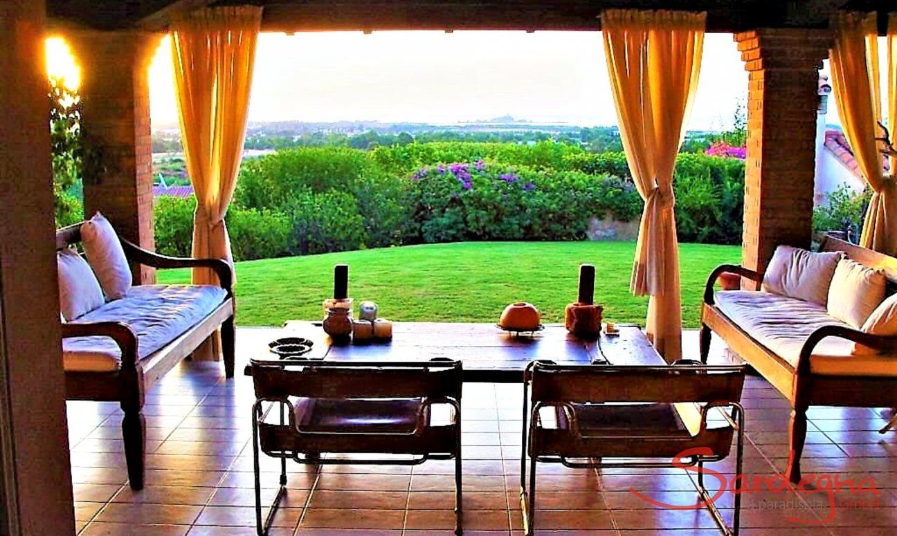 Villa Ulivi 27 | Terrazza coperta e vista sul giardino V. Ulivi 27