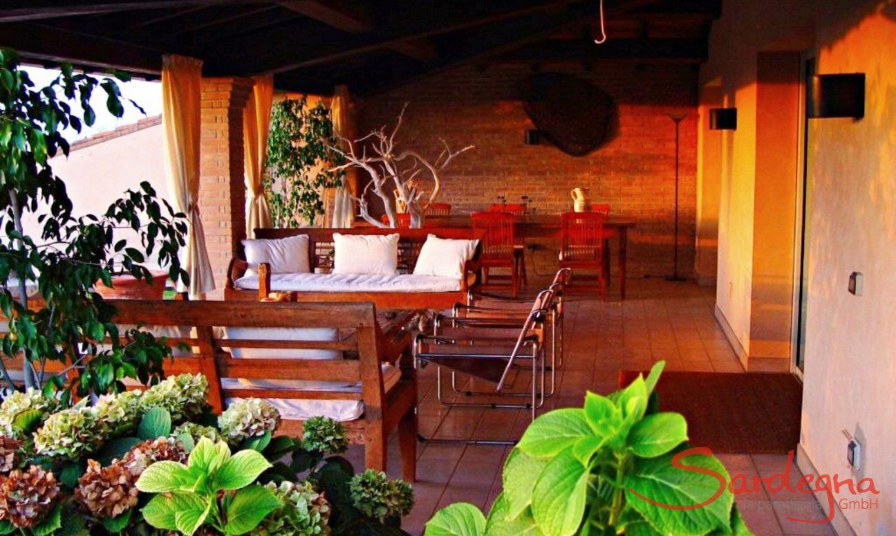 Villa Ulivi 27 | Terrazza coperta con tavolo da pranzo V. Ulivi 27