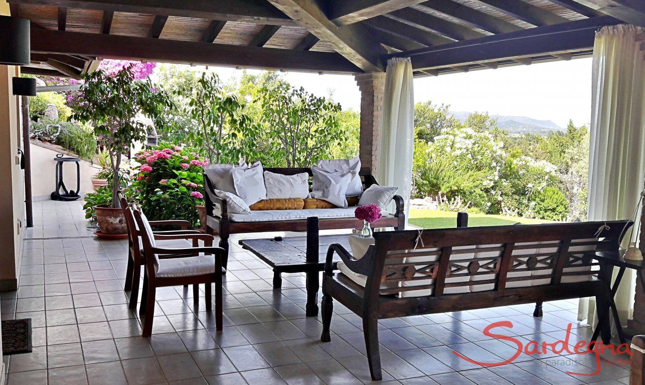 Villa Ulivi 27 | Terrazza coperta con divanetti V. Ulivi 27