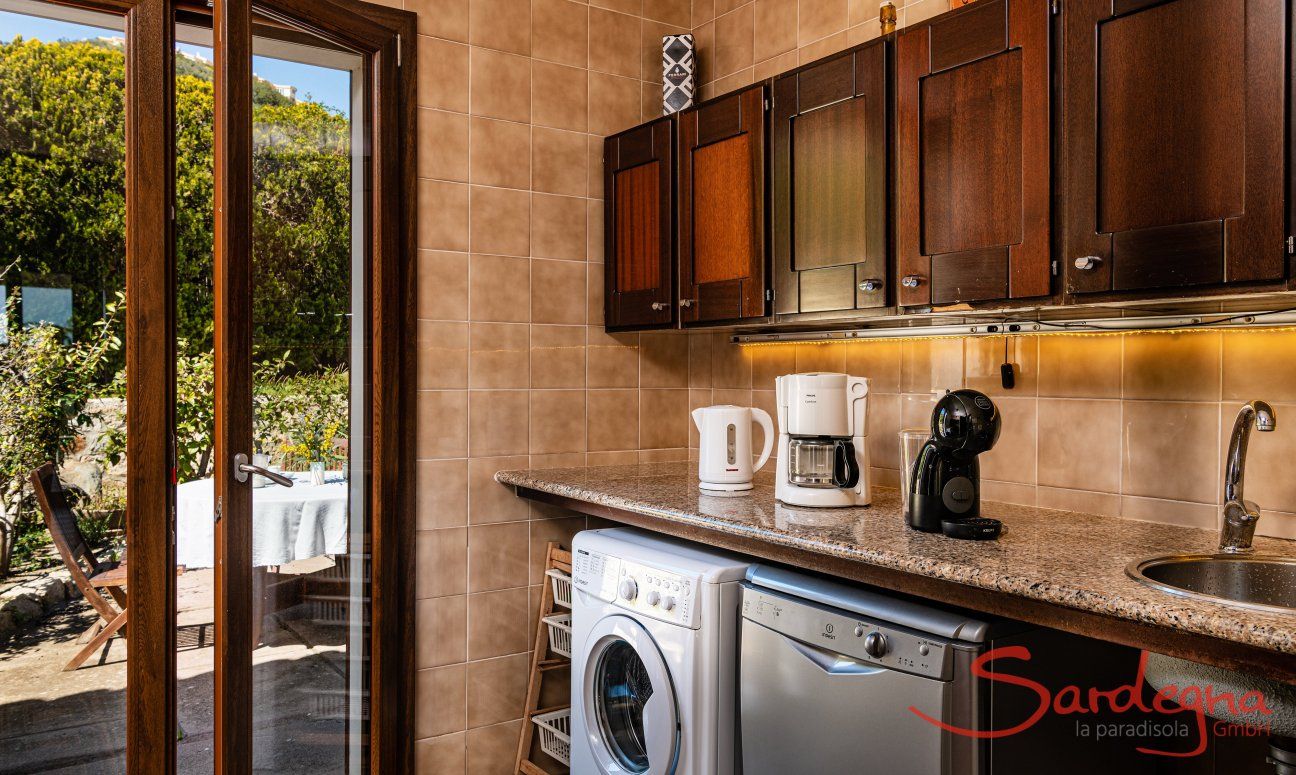 Villa Palme | Cucina con uscita diretta sul giardino New Picture