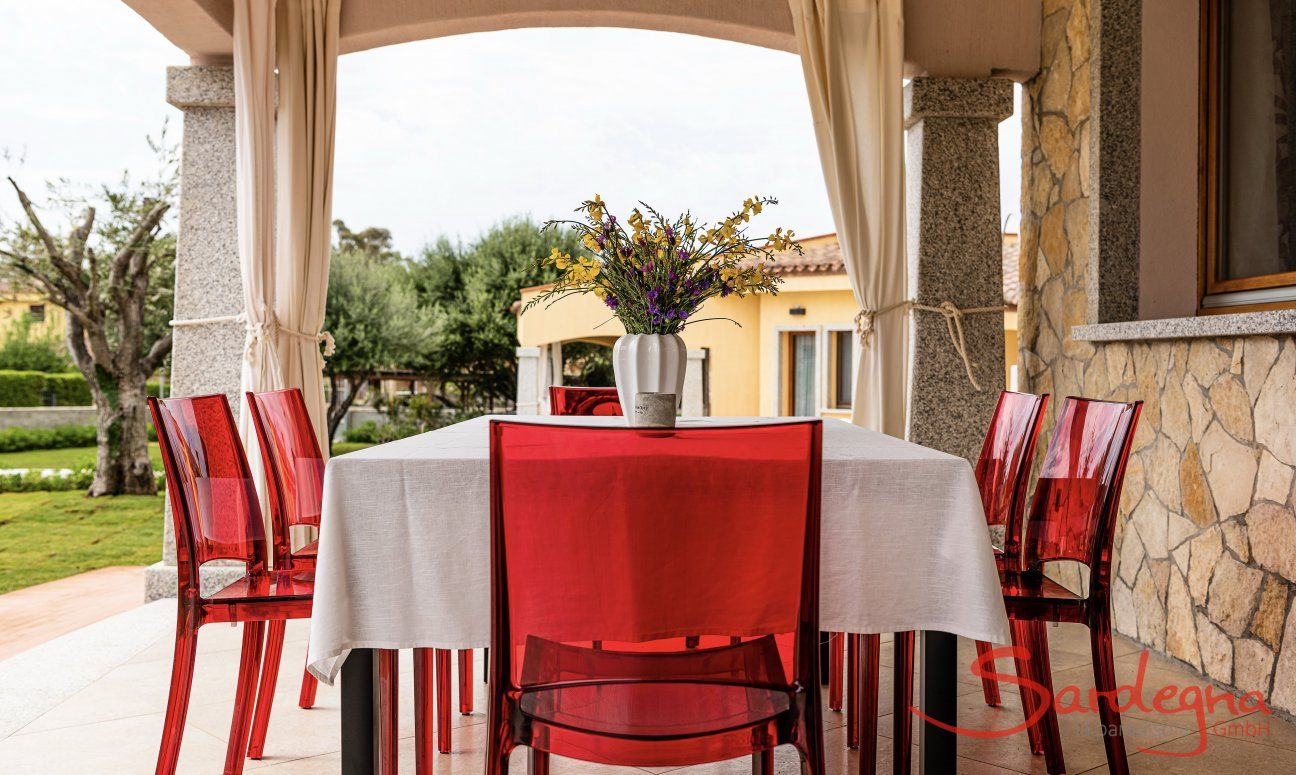 Villa Iris | Si mangia fuori sotto la pergola New Picture