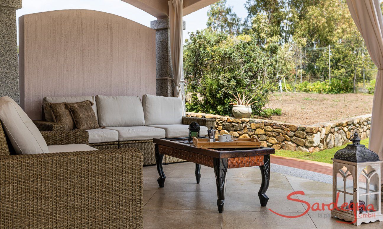 Villa Iris | Comoda zona lounge con divanetti in rattan e vista sul giardino New Picture