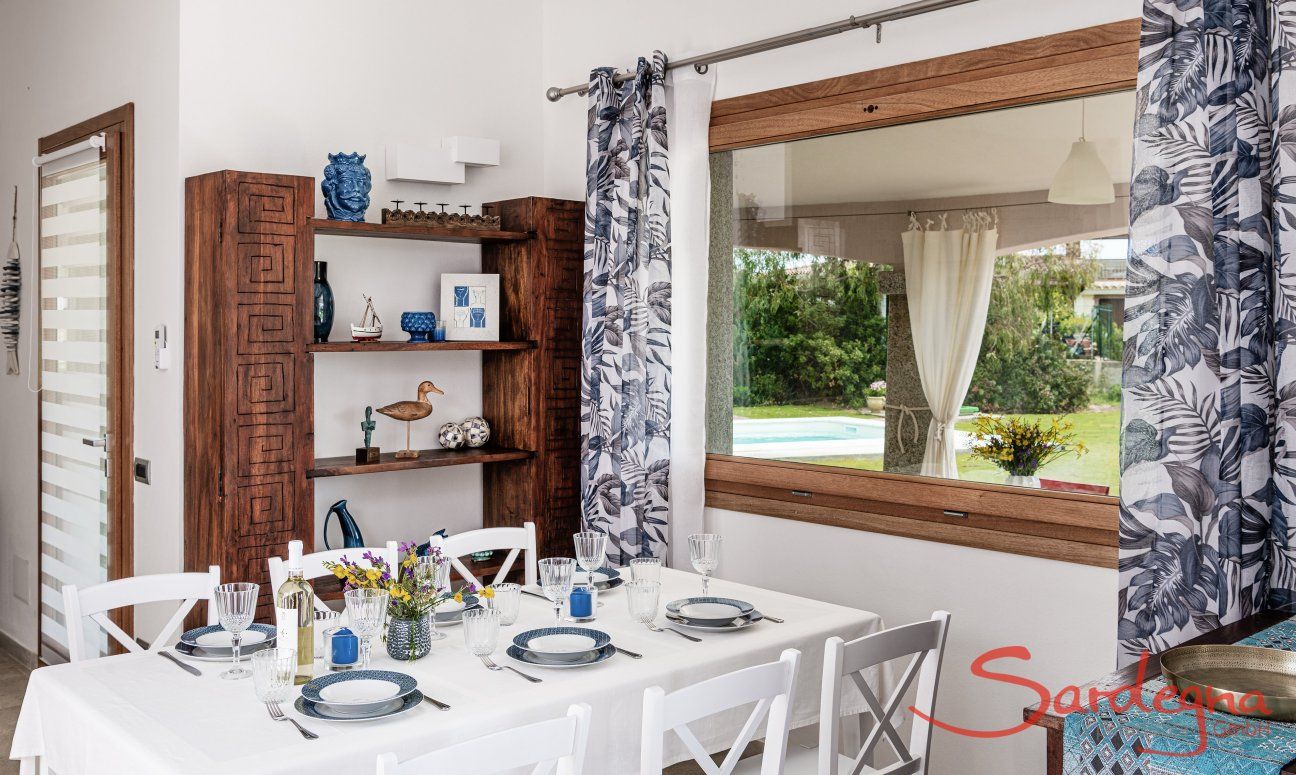 Villa Iris | Tavolo per i pranzi in famiglia con vista sulla terrazza New Picture