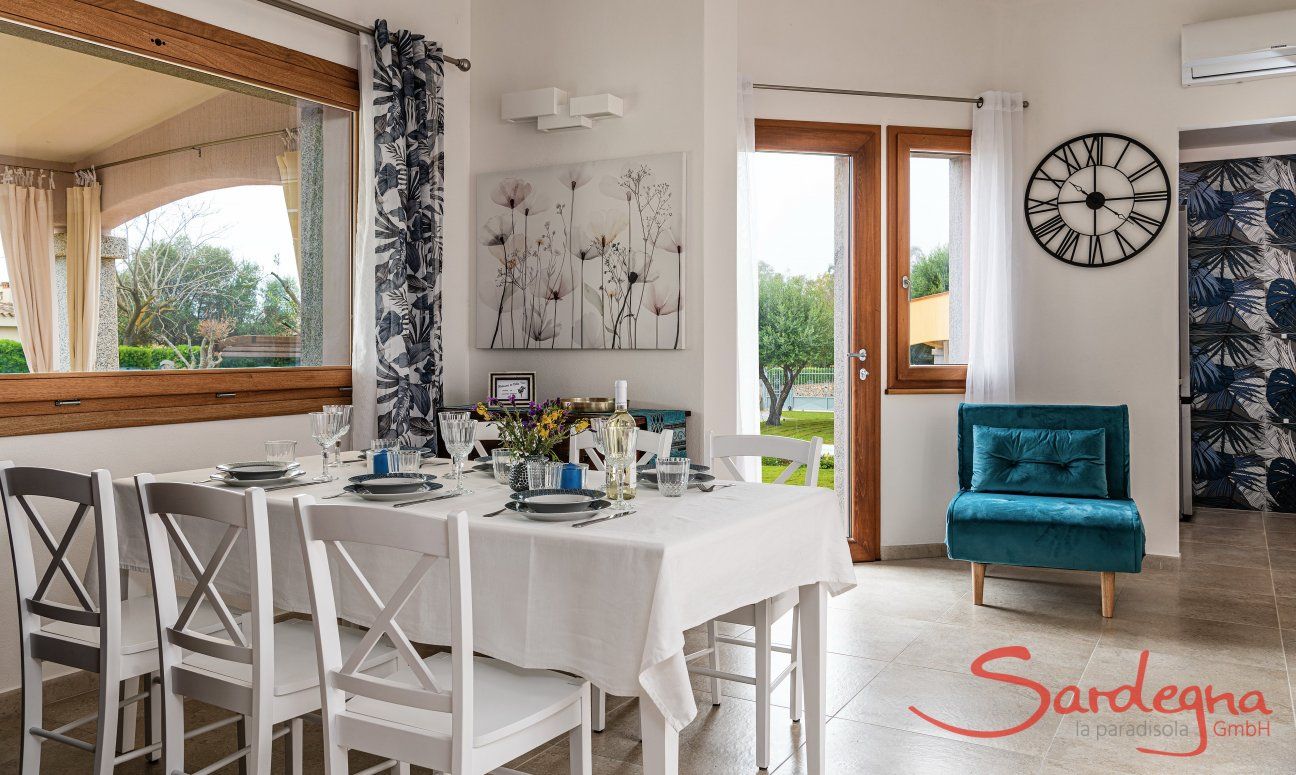 Villa Iris | Luminosa zona giorno con tavolo da pranzo e vista sul giardino New Picture