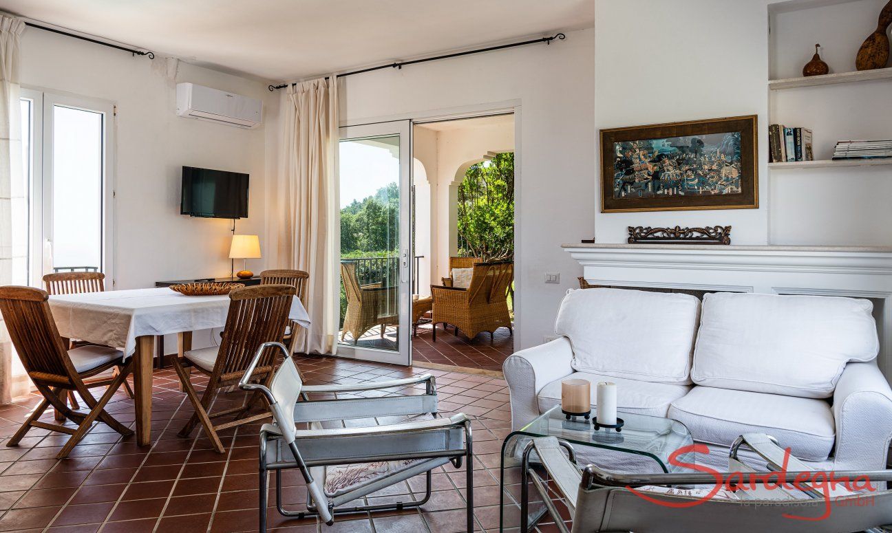 Villa Aquila Alta | Salotto con tavolo da pranzo e accesso sulla terrazza New Picture