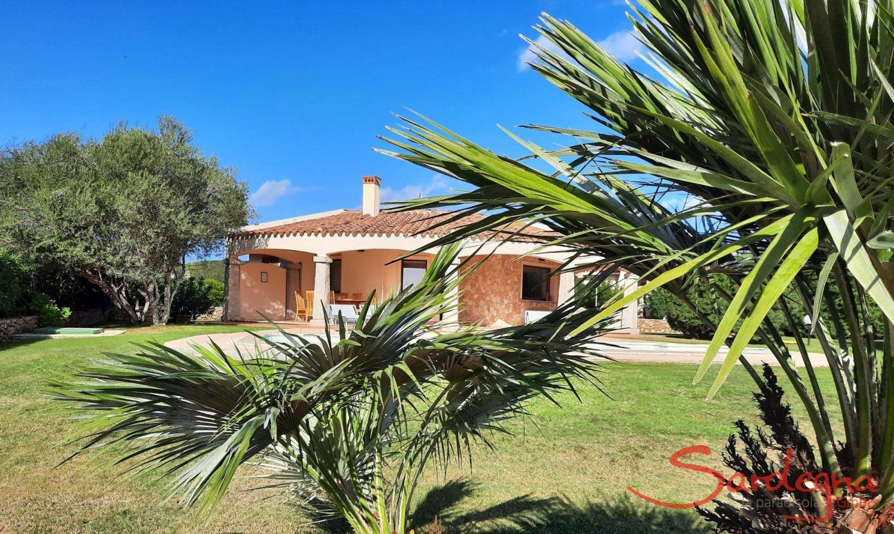 Villa Mistral | Vista della casa con ampio giardino New Picture 2023