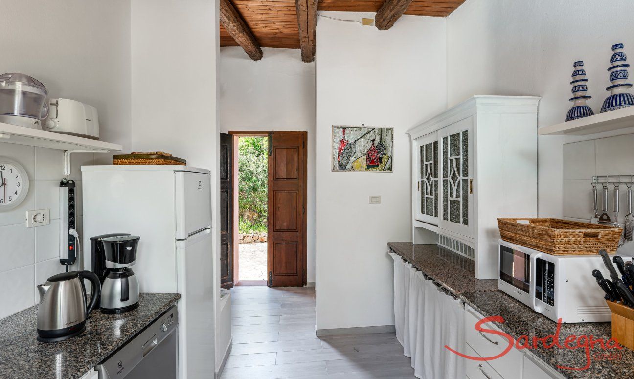 Villa Fiori 3 | La cucina, completamente attrezzata, ha un'uscita sul giardino e sulla piscina. New Picture 2025