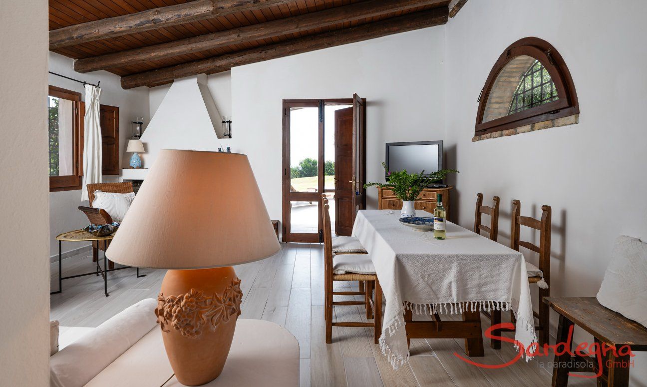 Villa Fiori 3 | Tavolo da pranzo in soggiorno - ideale per un momento di relax all'inizio e alla fine della stagione New Picture 2025