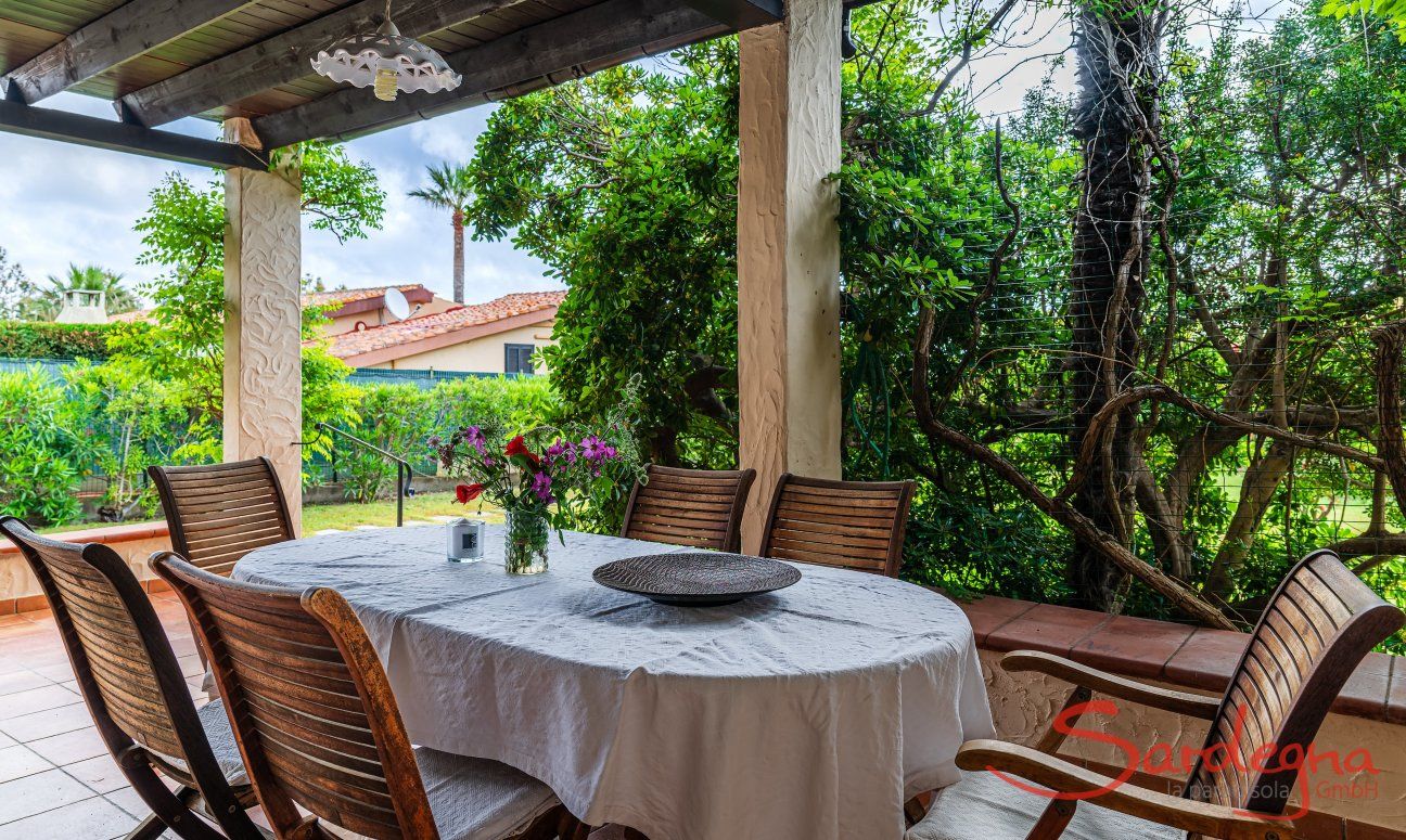 Villa Serena | Terrazza coperta con vista sul giardino New Picture 2025