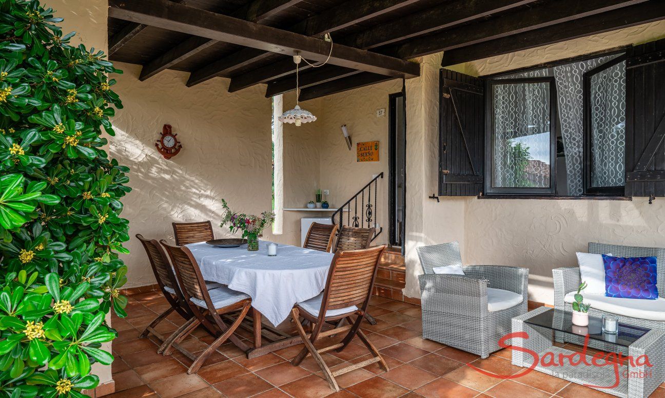 Villa Serena | Terrazza coperta con tavolo da pranzo e divanetti New Picture 2025