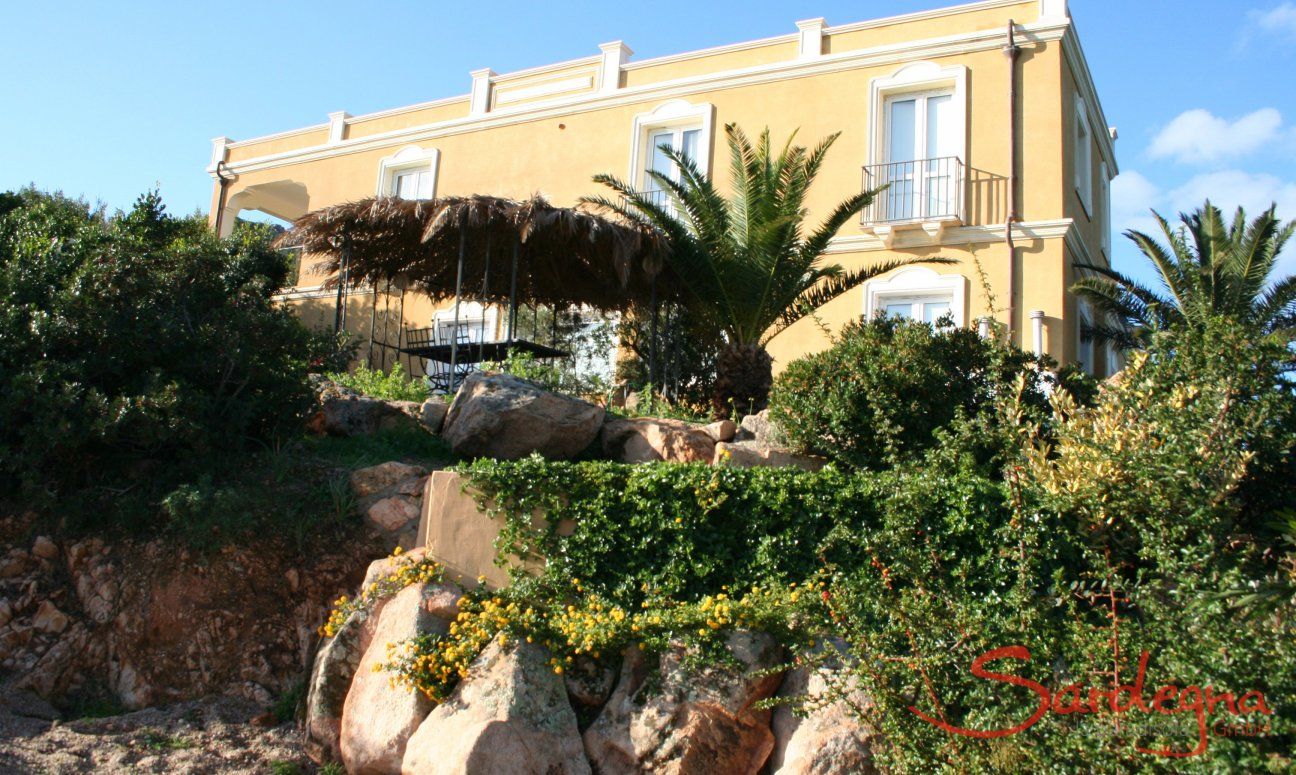 Villa Aquila Alta | Villa Aquila circondata da rocce, palme e cespugli Villa Aquila
