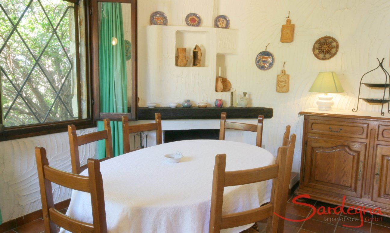 Casa Meloni 1 | Sala da pranzo con tavolo, camino e divano Sala da pranzo