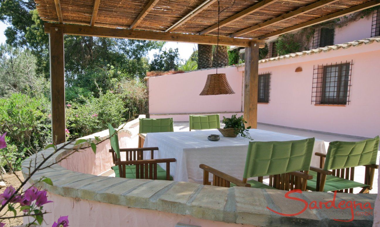 Villa Fiori 4 | Terazza con tavolo coperto per mangiare all'aperto Sardegna