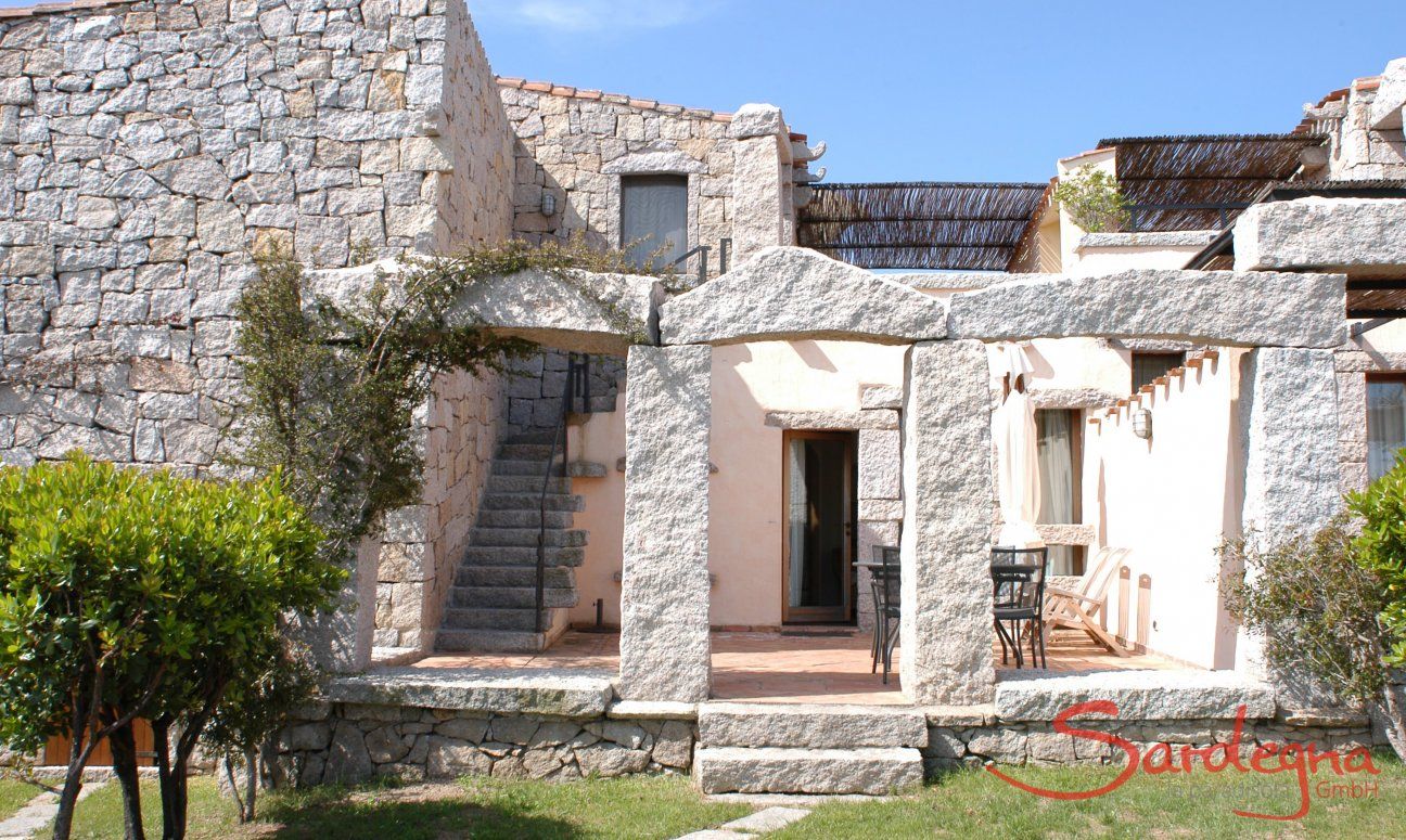 Villa Domus 17 | Ingresso tra archi in granito Sardegna