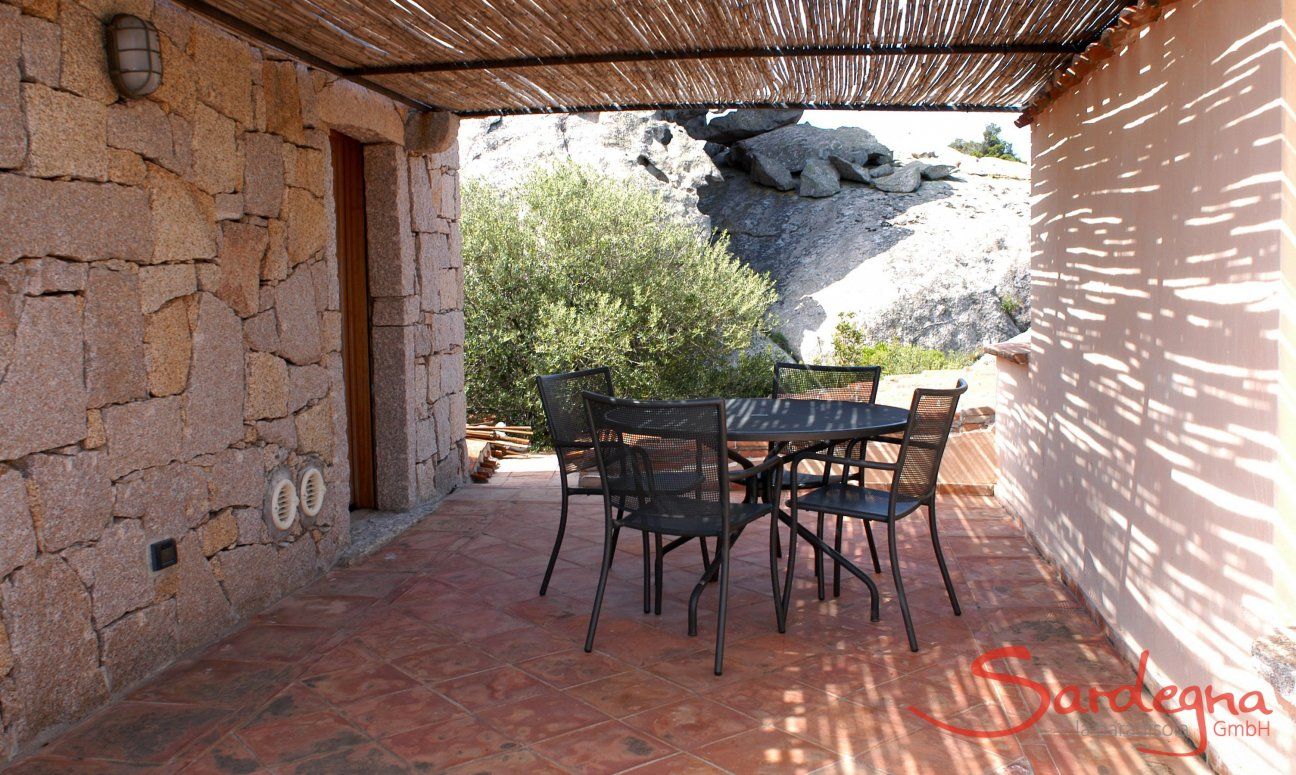 Villa Domus 17 | Terrazza di su con copertura in canne Sardegna