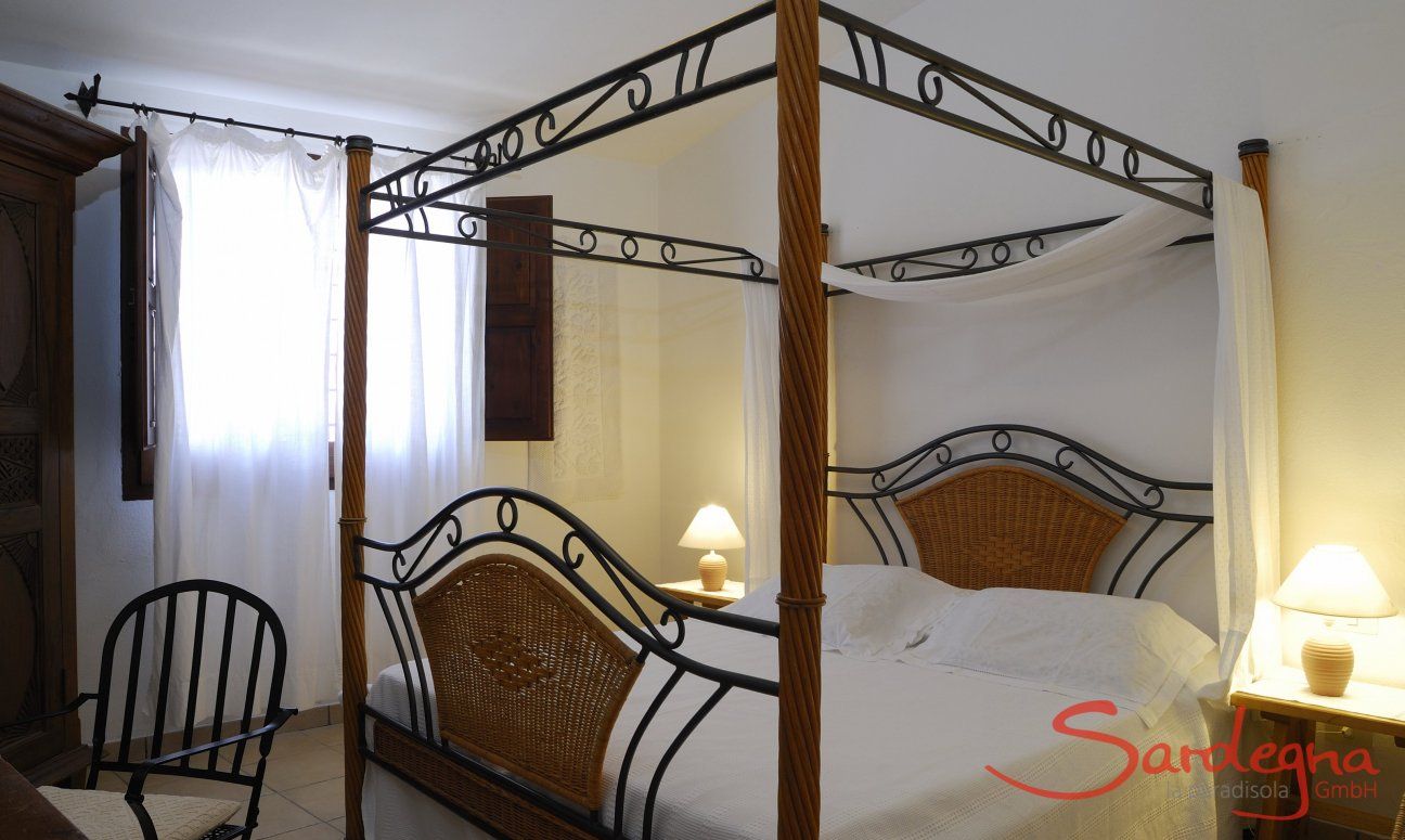 Villa Fiori 4 | Camera 1 con letto matrimoniale a baldachino Villa Fiori 4