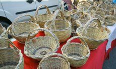 Bancarella con cestini artigianale al mercato di Muravera