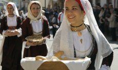 Donne in costumi sardi durante una processione