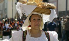 Donna in constume sardo porta pane in testa