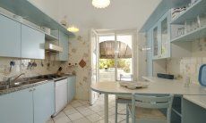 Villa Bella | Cucina arredata con fornelli a gas, forno, lavastoviglie e frigo Cucina con accesso alla terrazza Villa Belle, Torre delle Stelle