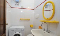 Casa Meloni 1 | Bagno di servizio con lavatrice Bagno