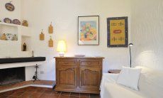 Casa Meloni 1 | Sala con camino e divano Camino