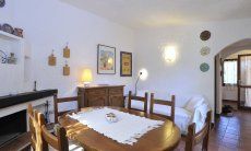 Casa Meloni 1 | Sala da pranzo con tavolo, camino e divano Sala da pranzo