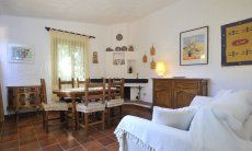Casa Meloni 1 | Sala da pranzo con tavolo, camino e divano Sala da pranzo