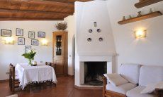 Villa Alessia | Salotto con camino Salotto e sala pranzo