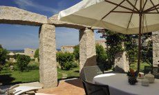 Villa Domus 17 | Terrazza con ombrellone Sardegna