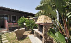 Villa Le Ginestre 2 | Fronte della casa con giardino e barbecue Fronte della casa con giardino e barbecue