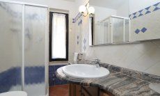 Villa Monica | Bagno 1 con doccia Bagno 1