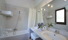 Villa Fiori 3 | Bagno con vasca, due lavandini e lavatrice Bagno con vasca, due lavandini e lavatrice