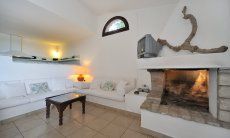 Villa Fiori 4 | Salotto con divano in muratura e camino Sardegna