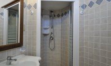 Villa Zoello 10 | Bagno della camera 1 con doccia Bagno