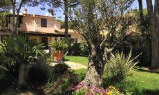 Villa Pino | Grande giardino con fiori e posti all'ombra e piscina in construzione, sarà pronta per la stagione 2020 Villa Pino dall'esterno