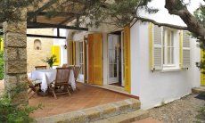 Villa Bau Cannas | Terrazza con tavolo e ingresso al salotto Terrazza