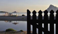 Cancelleto privato della villa Porto Taverna sulla spiaggia all'alba