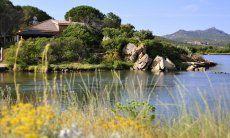 Villa Taverna e la sua posizione dietra la laguna di Porto Taverna